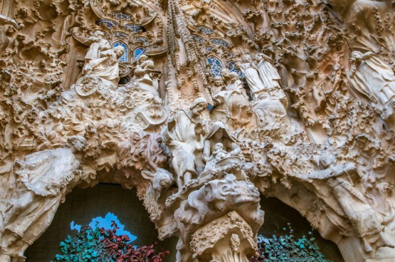 barcelona-fast-track-sagrada-familia-and-towers-guided-tour