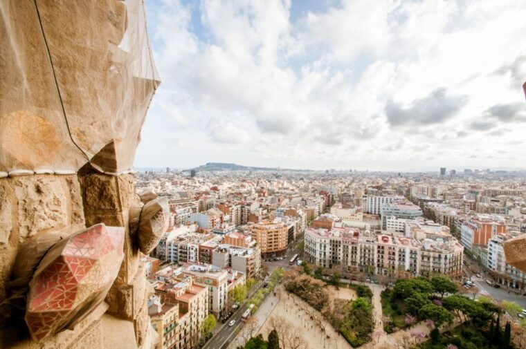 barcelona-fast-track-sagrada-familia-and-towers-guided-tour