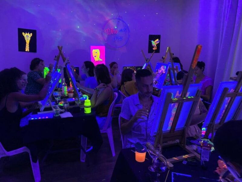 barcelona-fluorescent-paint-and-wine-workshop
