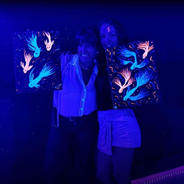 barcelona-fluorescent-painting-workshop-with-wine-and-creativity