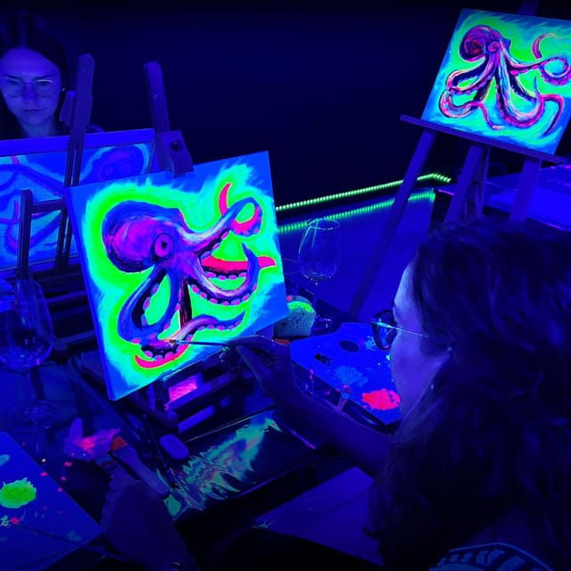 barcelona-fluorescent-painting-workshop-with-wine-and-creativity