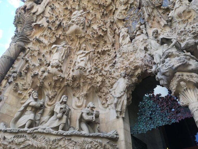 barcelona-foodie-walking-tour-with-sagrada-familia-tickets