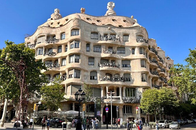 barcelona-full-day-sagrada-familia-and-the-3-gaudi-houses