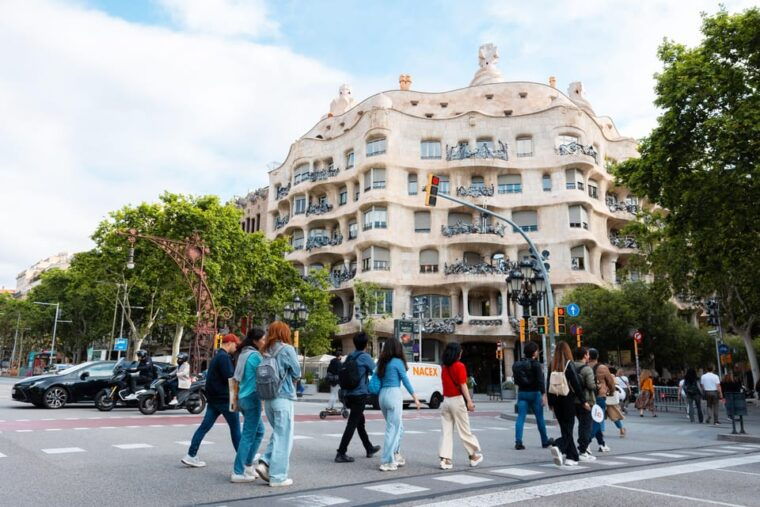 barcelona-gaudi-houses-sagrada-familia-tour