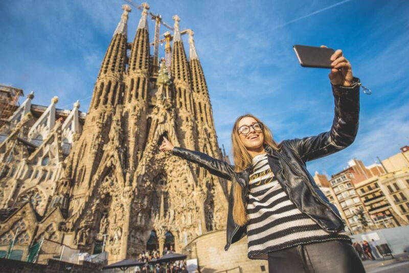 barcelona-gaudi-private-city-tour-with-sagrada-familia