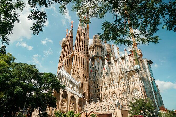 Barcelona: Gaudí, Tapa, Drink & Hidden Architectural Gems - Manzana de la Discordia: The Heart of Modernist Architecture