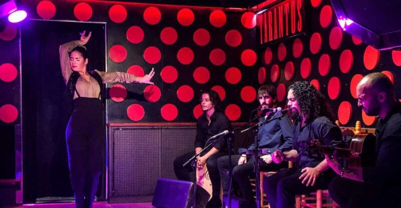 barcelona-gothic-quarter-and-flamenco-show-small-group