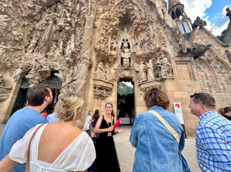 barcelona-gothic-quarter-sagrada-familia-park-guell-tour