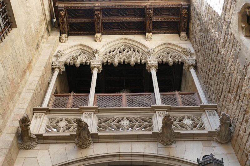 Barcelona: Gothic Quarter Walking Tour with Optional Tapas - Who Should Consider This Tour?