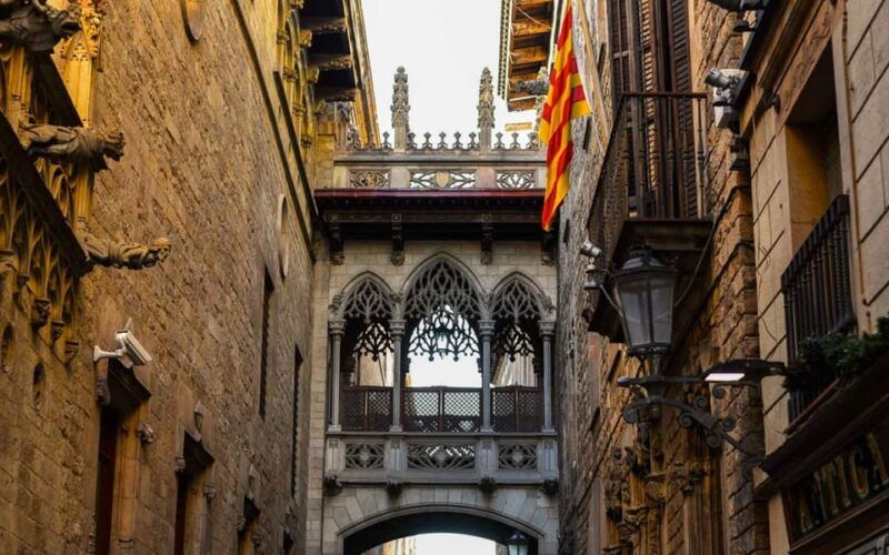 barcelona-gothic-quarters-deepest-secrets-tour-and-sangria