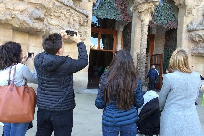 Barcelona: Highlights of Sagrada Familia Max 6 People Guided Tour - The Sum Up