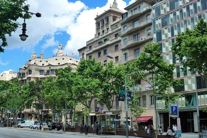 barcelona-highlights-private-tour-with-driver-and-official-guide