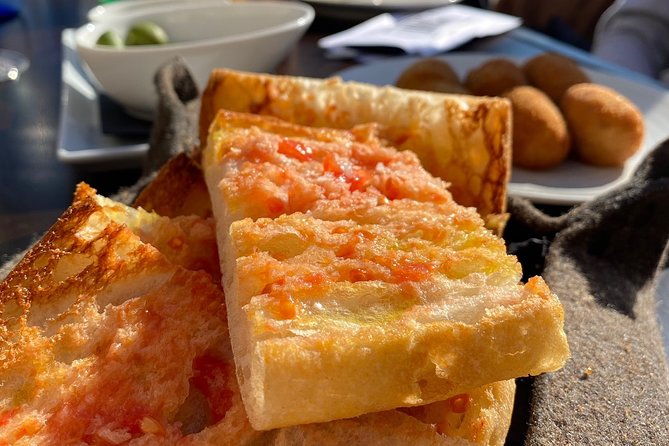 barcelona-historic-walking-tour-and-food-experience-2