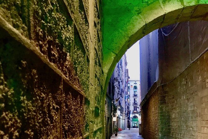 barcelona-historic-walking-tour-and-food-experience-2