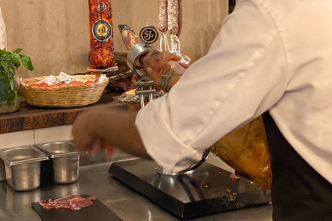 barcelona-historic-walking-tour-and-food-experience-2