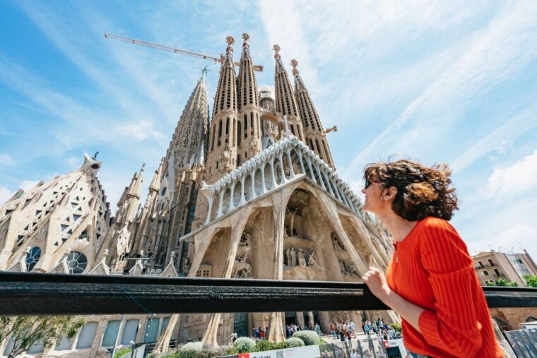 barcelona-hop-on-hop-off-bus-and-fc-barcelona-immersive-tour