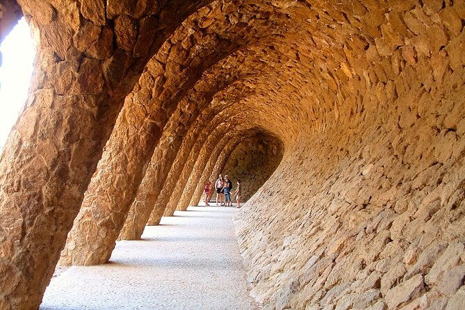 barcelona-in-1-day-sagrada-familia-park-guellold-town-pickup
