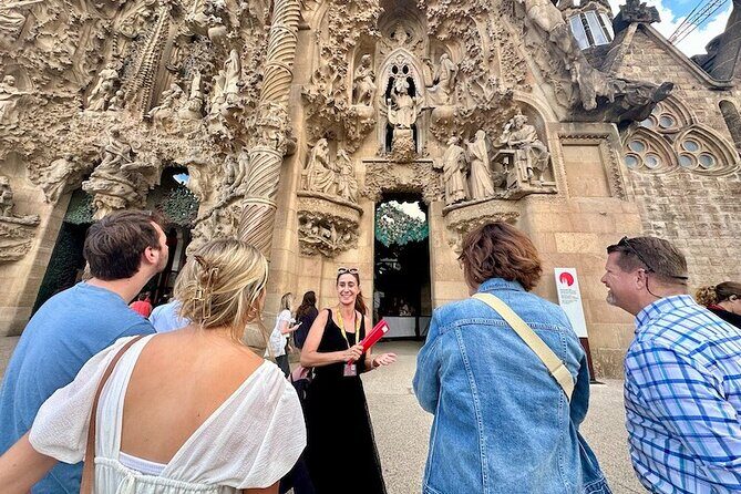 Barcelona in a Day Tour: Sagrada Familia, Park Guell and Old Town - A Full Day of Barcelona Highlights