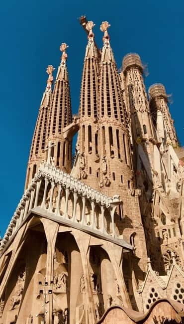 Barcelona: La Sagrada Familia Fast-Track Guided Tour - Key Points