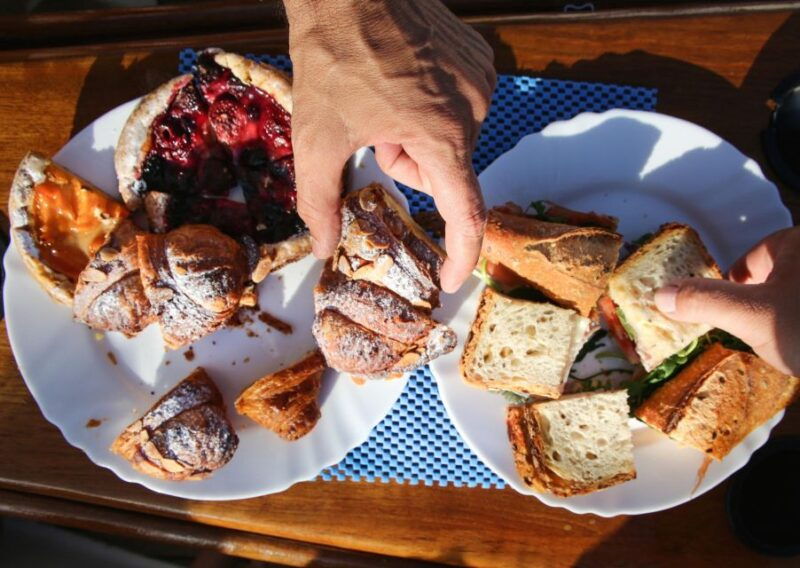 barcelona-light-brunch-sailing-experience-with-drinks