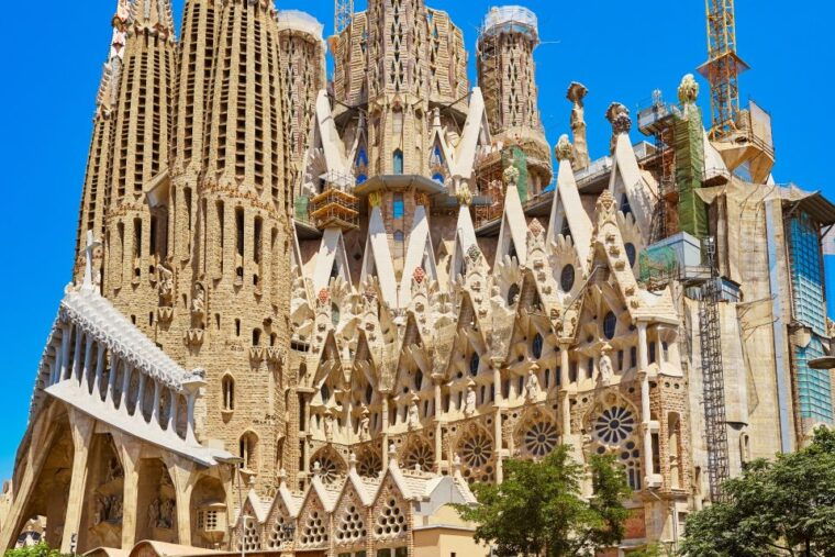 barcelona-old-town-and-top-attractions-private-car-tour