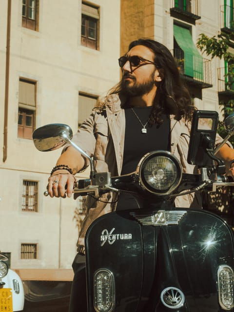 barcelona-private-fun-vespa-city-tour-with-guide