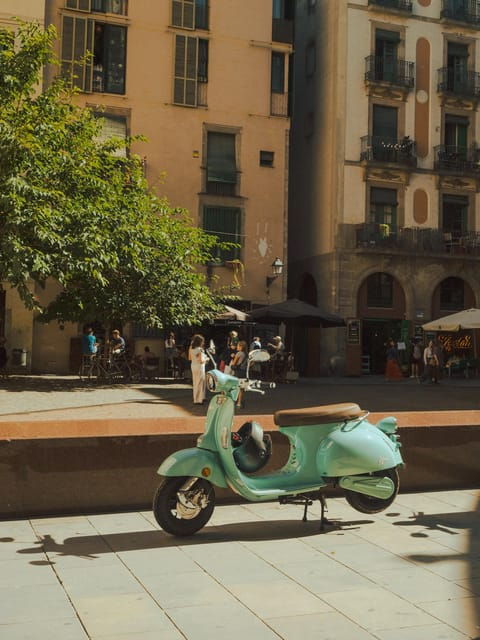 barcelona-private-fun-vespa-city-tour-with-guide