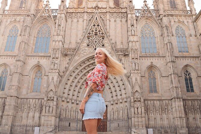 barcelona-private-photoshoot-at-cathedral-kiss-wall