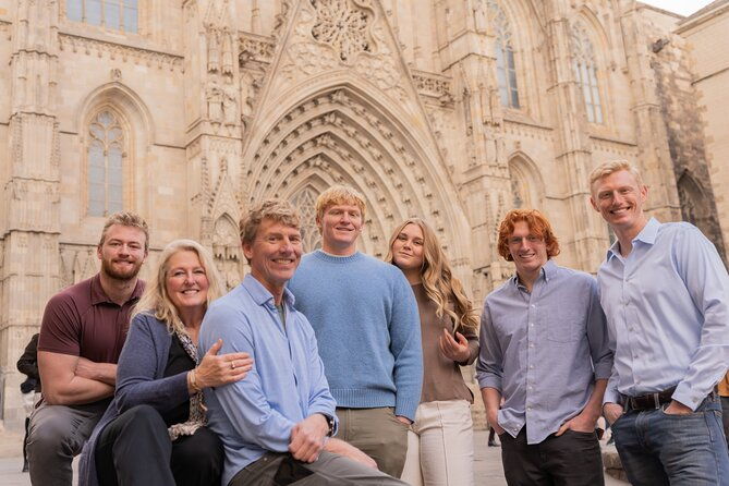 barcelona-private-photoshoot-at-cathedral-kiss-wall