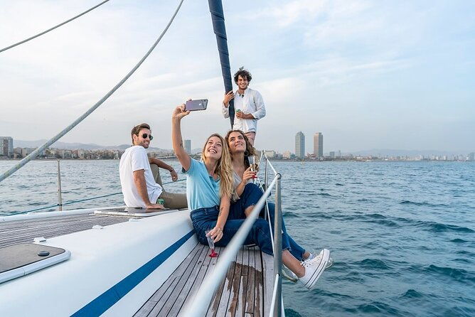 barcelona-private-sailing-trip-with-drinks-snacks