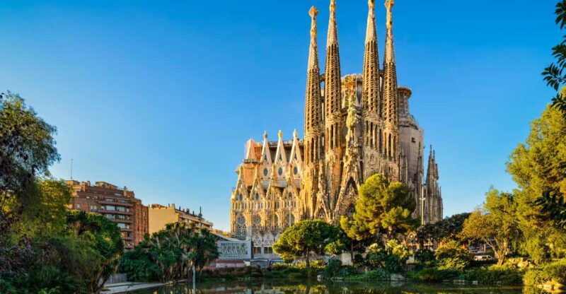 barcelona-private-tour-sagrada-familiapark-guell-pedrera