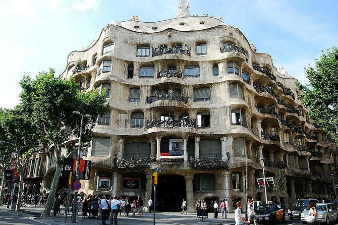 barcelona-private-walking-tour-with-skip-the-line-la-pedrera-and-casa-batllo
