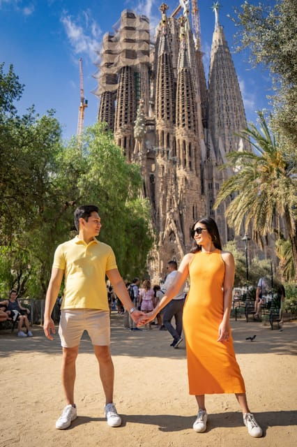 barcelona-professional-photoshoot-outside-sagrada-familia
