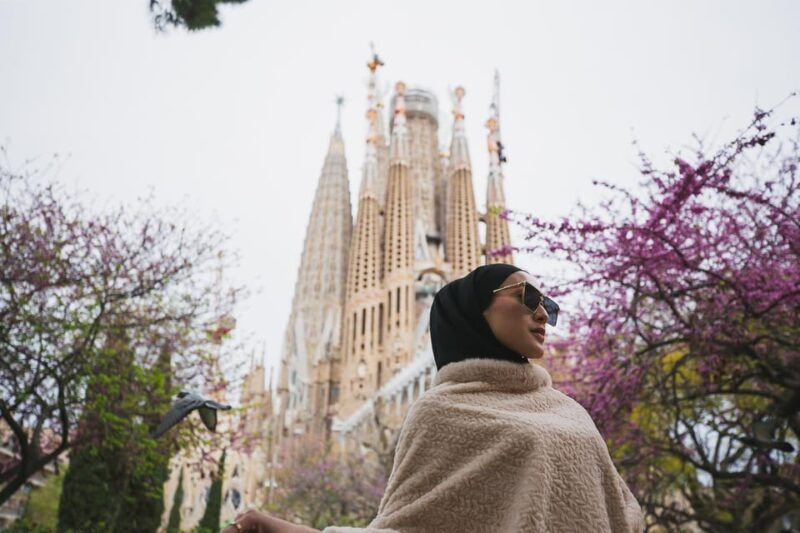 barcelona-professional-photoshoot-outside-sagrada-familia