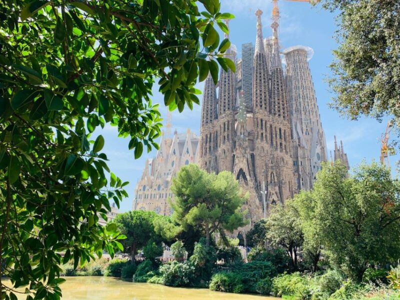 barcelona-sagrada-familia-casa-mila-gaudi-tour-with-cava