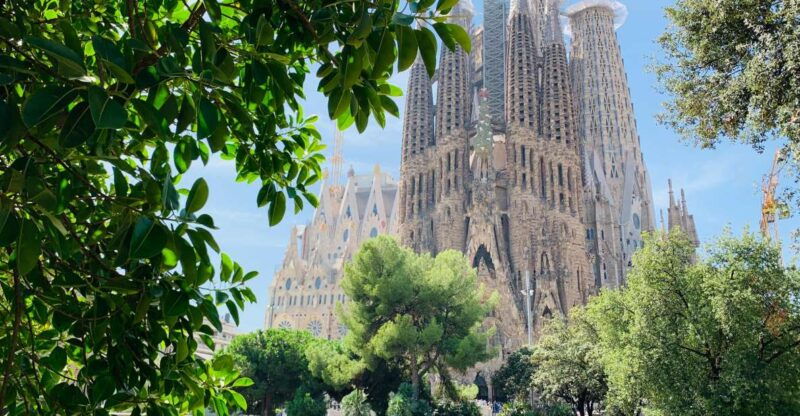 barcelona-sagrada-familia-casa-mila-gaudi-tour-with-cava
