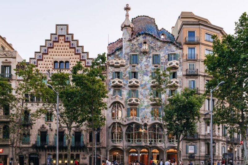 barcelona-sagrada-familia-or-city-sights-bike-or-ebike-tour