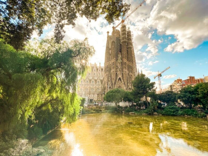 barcelona-sagrada-familia-park-guell-and-old-town-tour