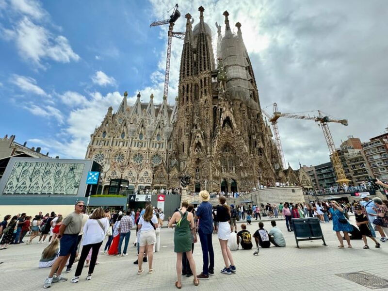 barcelona-sagrada-familia-small-group-tour-skip-the-line