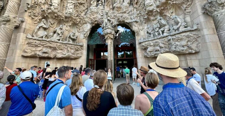 barcelona-sagrada-familia-small-group-tour-skip-the-line