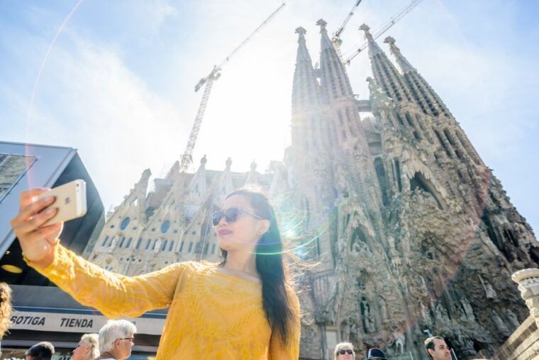 barcelona-sagrada-familia-tour-optional-tower-visit