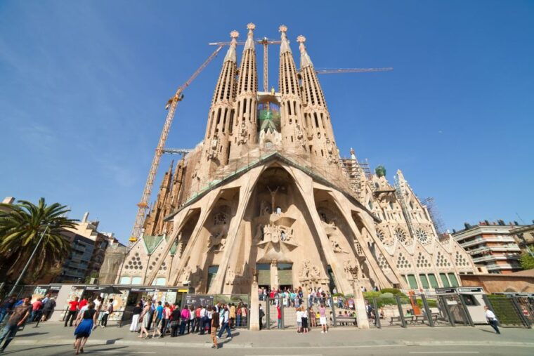 barcelona-sagrada-familia-with-towers-and-park-guell-tour