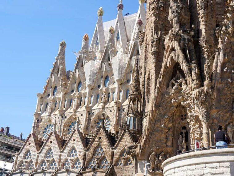 barcelona-sagrada-familia-with-towers-and-park-guell-tour