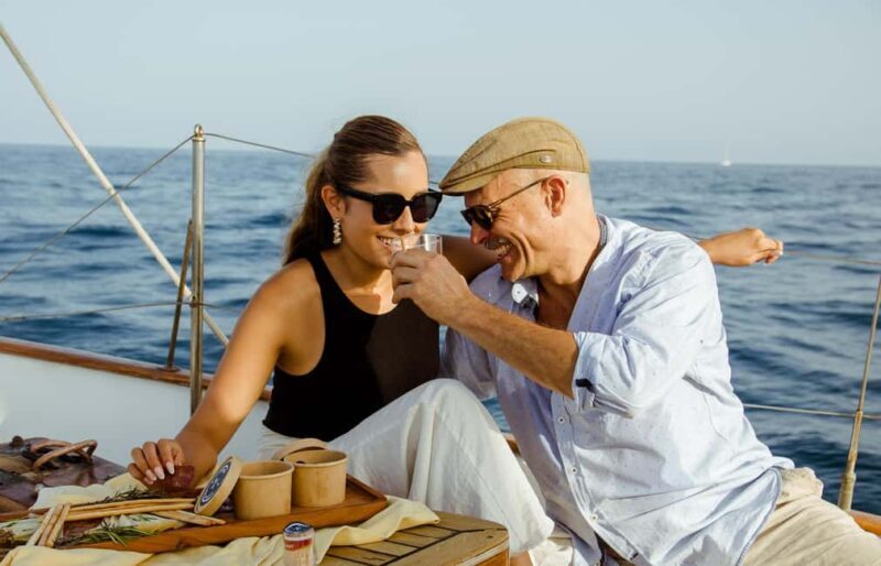 Barcelona: Sail trip with Wine&Cheese tasting and open bar - Key Points