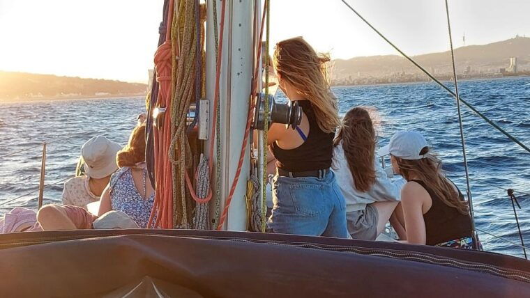 barcelona-sailing-tour-drinks-snacks-swim-stunning-views