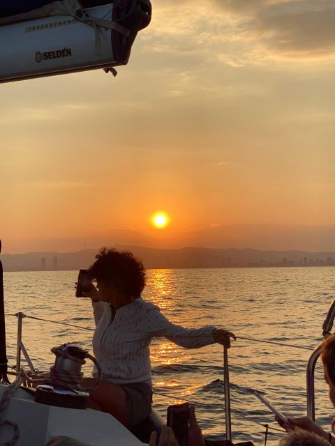 barcelona-sailing-tour-with-a-glass-of-cava