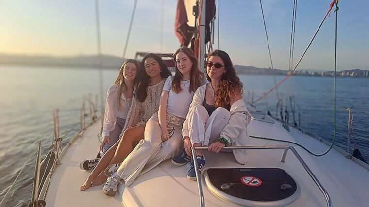barcelona-sailing-tours-with-a-local-captain-drinks-and-snacks