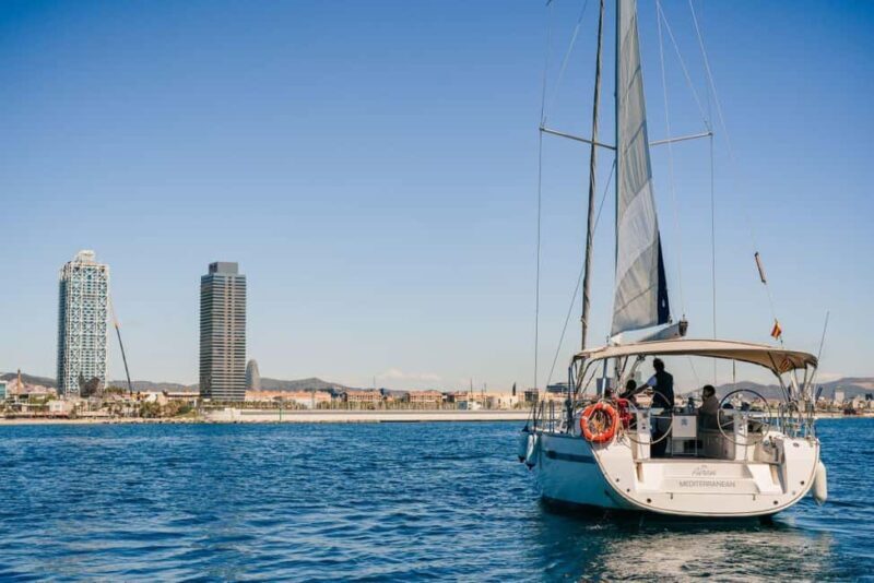 Barcelona: Sailing trip 1 hour, private boat with open bar - Key Points