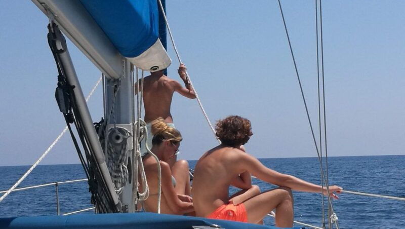 barcelona-sailing-trip-with-drinks-and-snacks