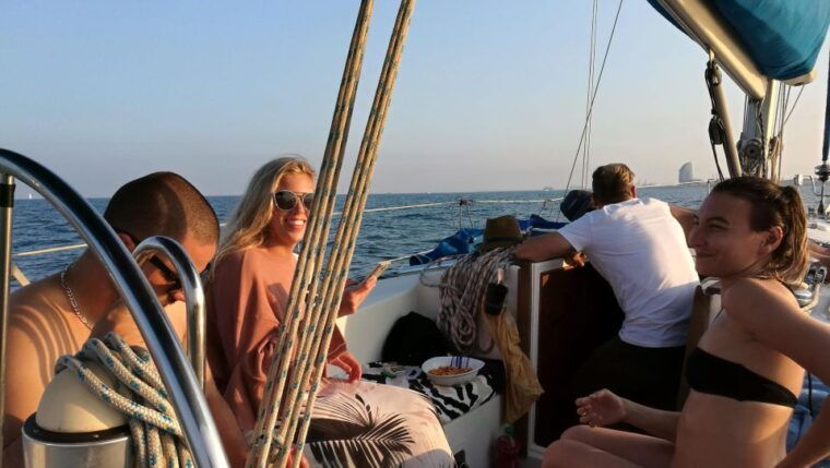 barcelona-sailing-trip-with-drinks-and-snacks